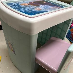 Frozen table and chair $10